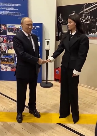 普京被指一直握拳,而且手部青筋暴現。(互聯網)