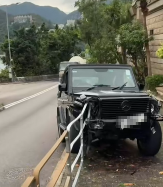 著名導演陳可辛駕平治越野車沿香島道東行,報稱其間突然有狗隻跑出,他閃避時撞到欄杆和樹,未有受傷,下車致電報警。(馬路的事 (即時交通資訊台)fb)
