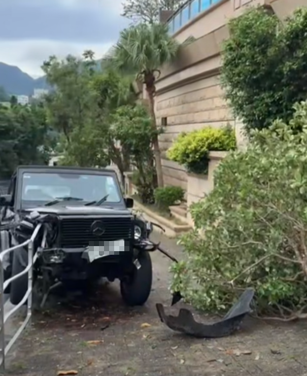 著名導演陳可辛駕平治越野車沿香島道東行,報稱其間突然有狗隻跑出,他閃避時撞到欄杆和樹,未有受傷,下車致電報警。(馬路的事 (即時交通資訊台)fb)