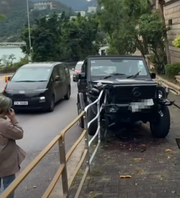 著名導演陳可辛駕平治越野車沿香島道東行,報稱其間突然有狗隻跑出,他閃避時撞到欄杆和樹,未有受傷,下車致電報警。(馬路的事 (即時交通資訊台)fb)