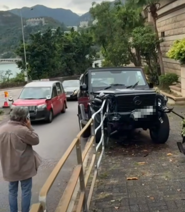 著名導演陳可辛駕平治越野車沿香島道東行,報稱其間突然有狗隻跑出,他閃避時撞到欄杆和樹,未有受傷,下車致電報警。(馬路的事 (即時交通資訊台)fb)