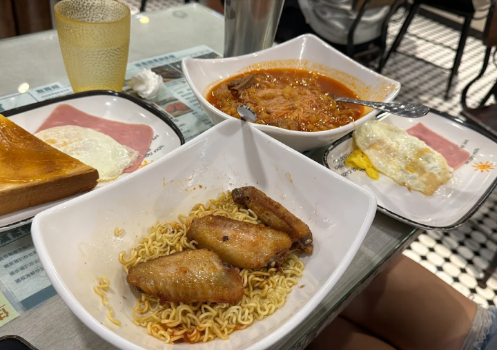 連鎖茶餐廳「黃金冰室」的北角分店悄然結業,店內物品全數清空。黃金冰室高峰曾擁有6間分店。(Google圖片/資料圖片)