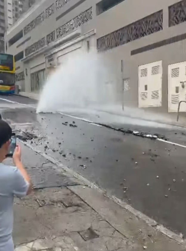 北角雲景道馬路有地底水管爆裂,(fb馬路的事 (即時交通資訊台))