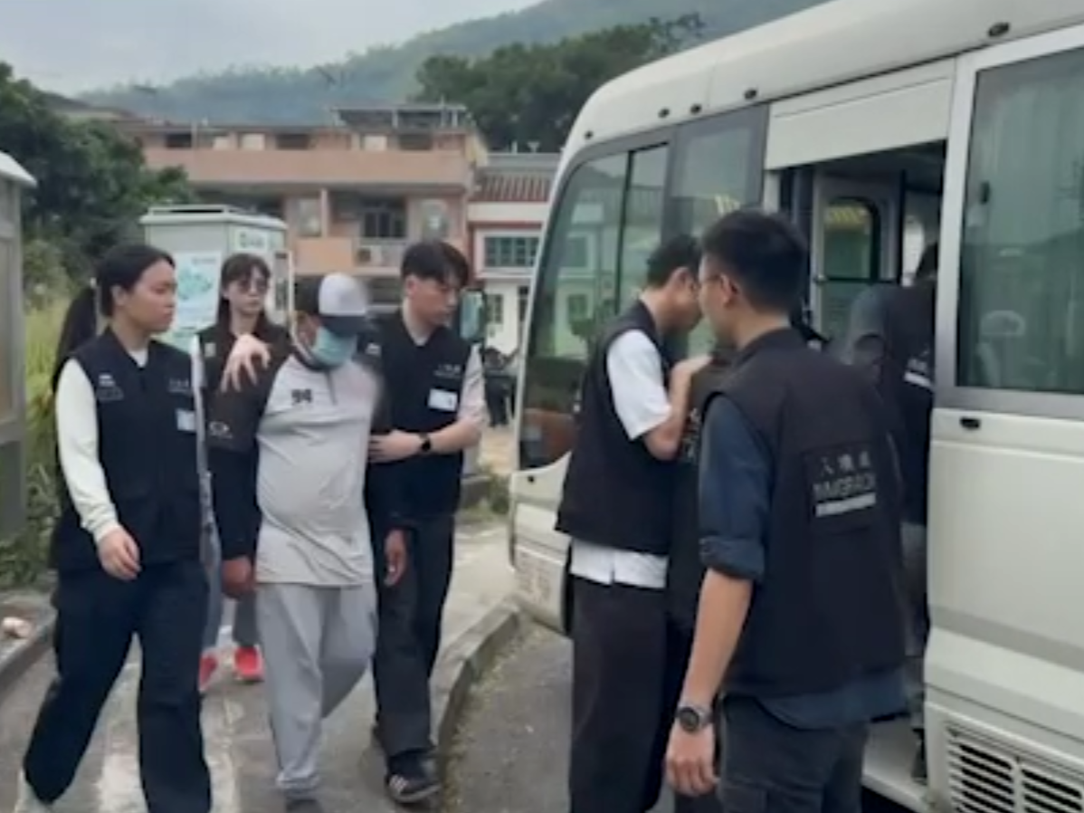 入境處掃蕩黑工拘21人,揭菲傭無牌在越野電單車場當教練。(港台截圖)