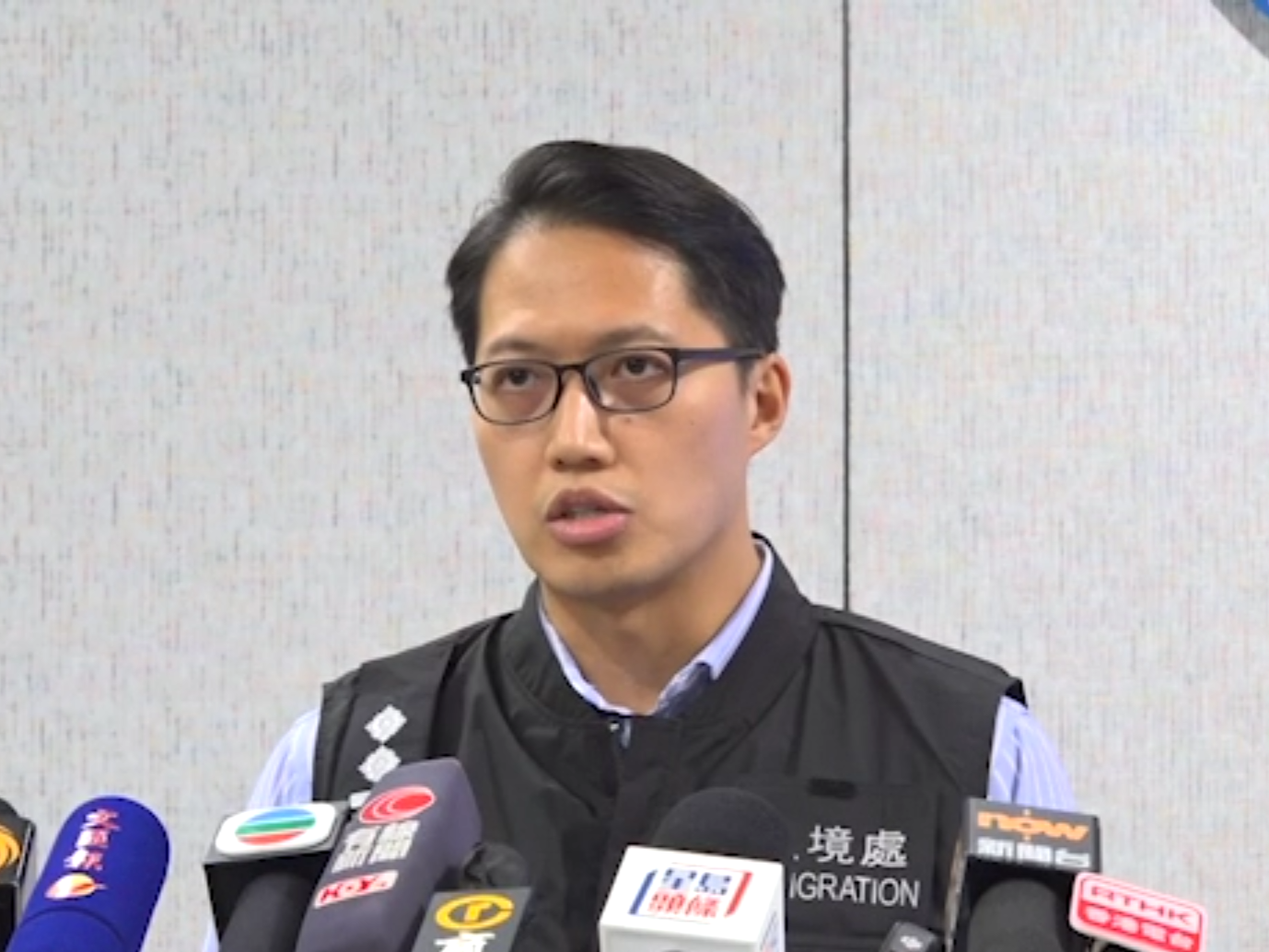 高級入境事務主任(外傭專責調查)盧天佑。(港台截圖)