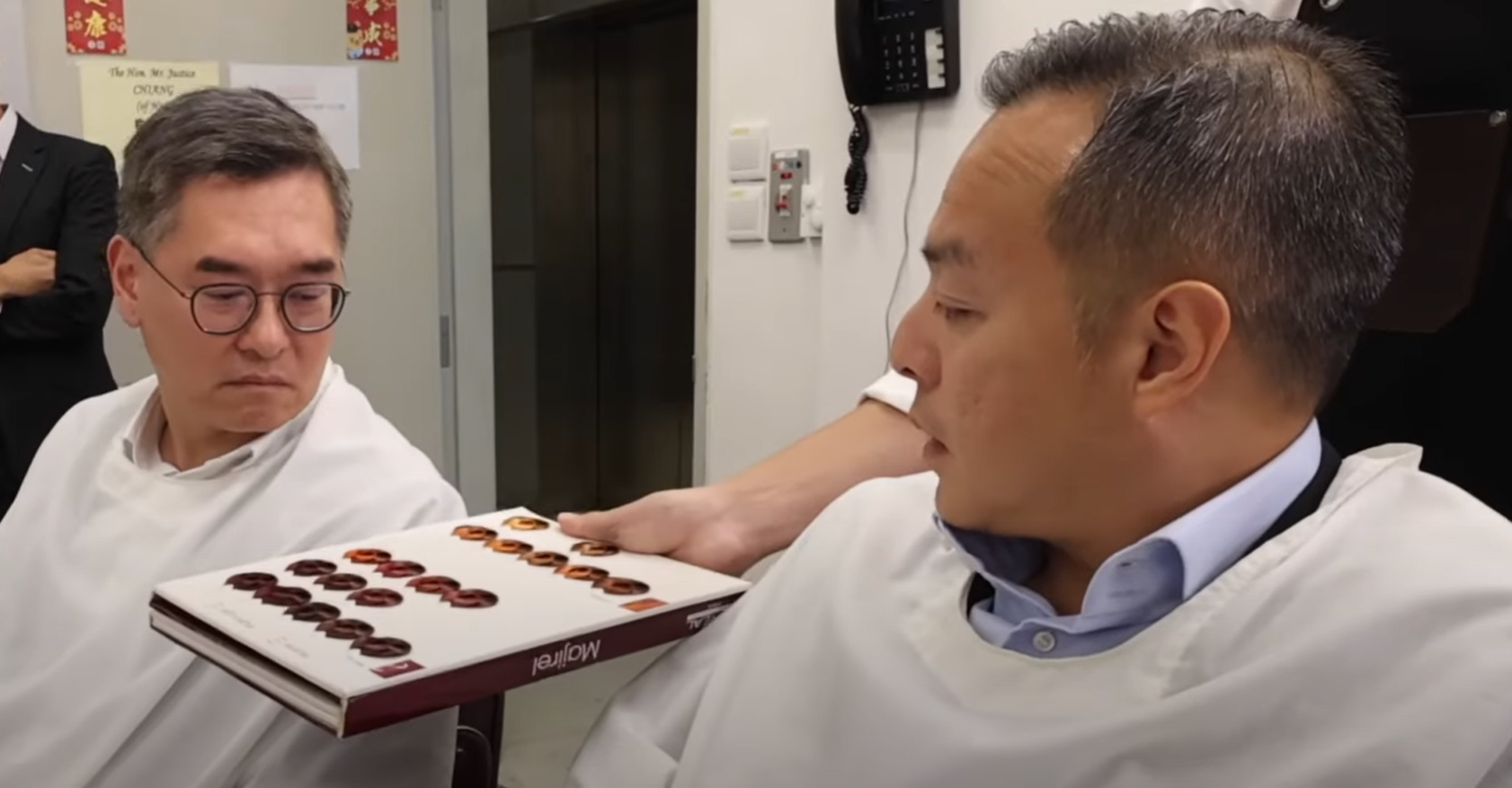 4人模擬選擇頭髮顏色。