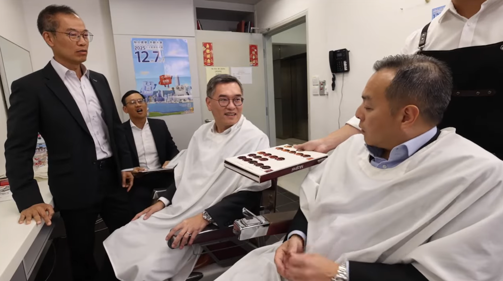 4人模擬選擇頭髮顏色。