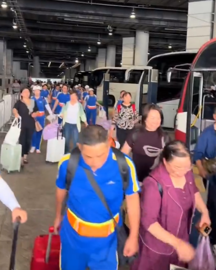 內地屢引發爭議的「暴走團」殺入香港,現身西九文化區徒步和做伸展運動,沿途大聲播放音樂影片,惹來旁邊市民及遊客側目。(影片截圖)