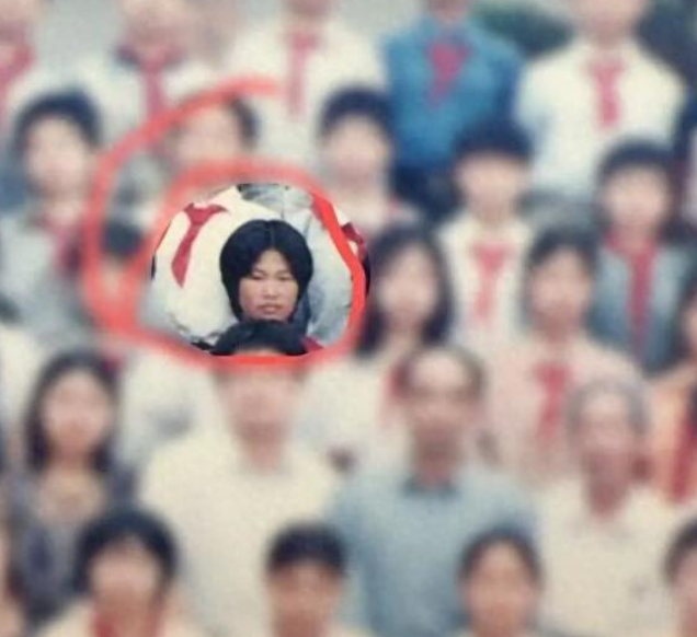 深圳一名40歲女子於7歲時遭人口販子賣到福建,長大後決定發布尋親影片,又指自己所在住所為一套平層戶型,距此一百米還有一套複式樓,只要當年她不是遭父母遺棄,「家已經為他們準備好」。(影片截圖)