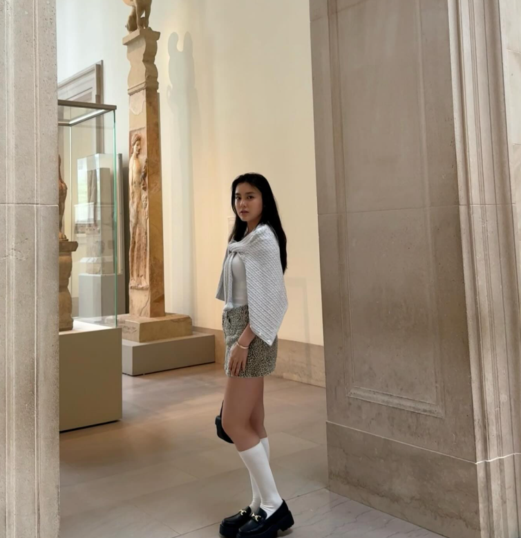 19歲姚焯菲一舉一動引起網民關注。