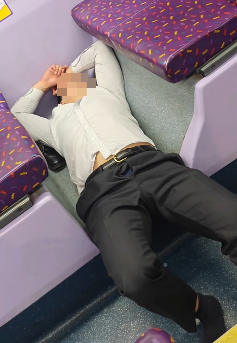 城巴一架過海隧巴101號線發生乘客醉酒事件。一名穿恤衫男子睡姿誇張,時而橫跨兩排座位之間,時而橫躺走廊地板,在巴士抵達總站後仍不省人事,司機及乘客嘗試均未能將他喚醒。(Lau Toby@香港突發事故報料區及討論區FB)