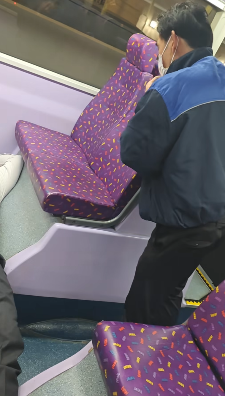 城巴一架過海隧巴101號線發生乘客醉酒事件。一名穿恤衫男子睡姿誇張,時而橫跨兩排座位之間,時而橫躺走廊地板,在巴士抵達總站後仍不省人事,司機及乘客嘗試均未能將他喚醒。(Lau Toby@香港突發事故報料區及討論區FB)