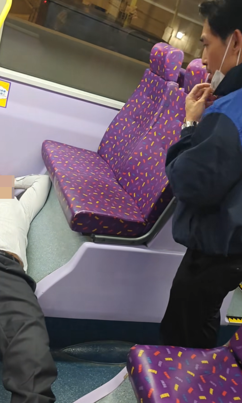 城巴一架過海隧巴101號線發生乘客醉酒事件。一名穿恤衫男子睡姿誇張,時而橫跨兩排座位之間,時而橫躺走廊地板,在巴士抵達總站後仍不省人事,司機及乘客嘗試均未能將他喚醒。(Lau Toby@香港突發事故報料區及討論區FB)