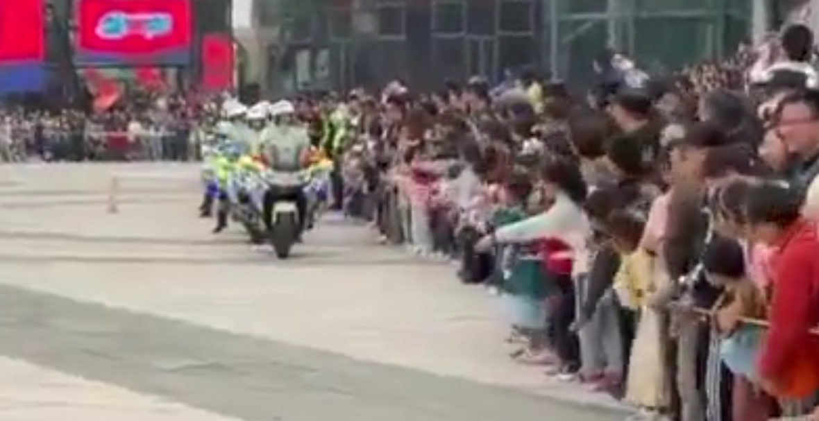 江蘇蘇州公安局一名女交通警駕鐵騎表演期間,失控撞上人群,惟事發後女交警只顧查看車輛受損狀況,及找同僚協助扶正車輛,未前往被撞小孩了解傷勢,惹來網民狠批。蘇州市公安局交通管理局誠懇致歉。(影片截圖)