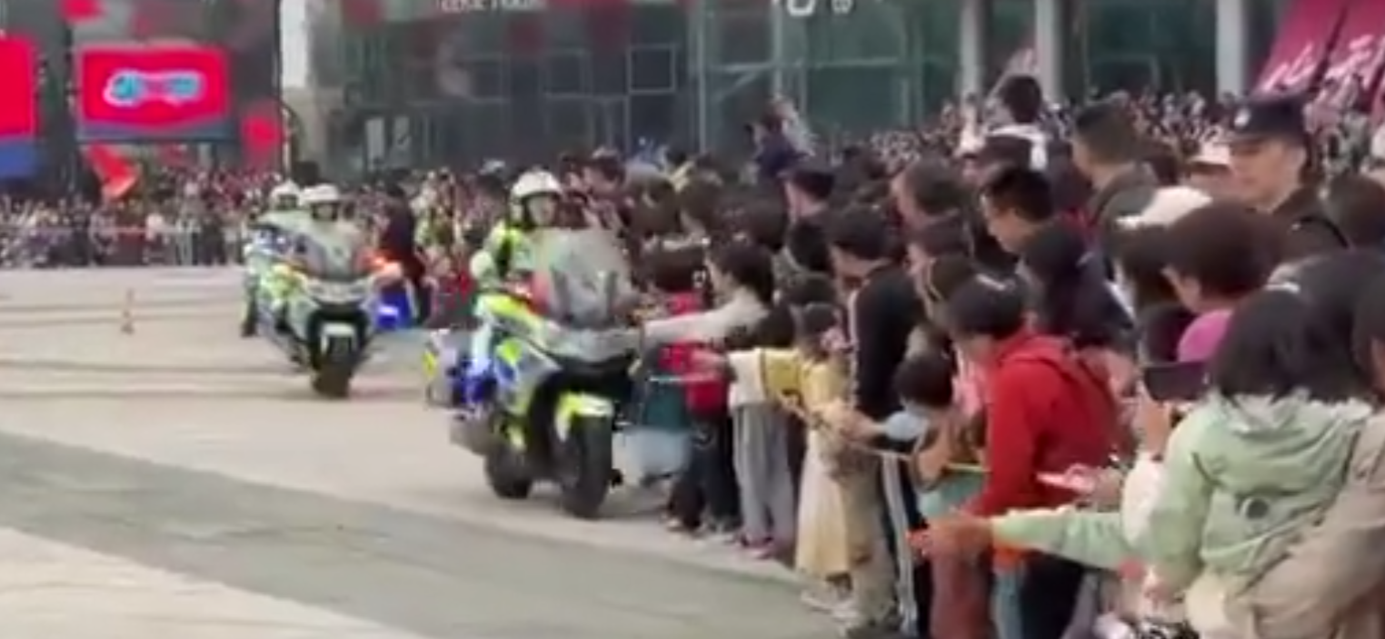 江蘇蘇州公安局一名女交通警駕鐵騎表演期間,失控撞上人群,惟事發後女交警只顧查看車輛受損狀況,及找同僚協助扶正車輛,未前往被撞小孩了解傷勢,惹來網民狠批。蘇州市公安局交通管理局誠懇致歉。(影片截圖)