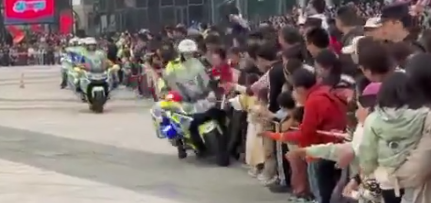 江蘇蘇州公安局一名女交通警駕鐵騎表演期間,失控撞上人群,惟事發後女交警只顧查看車輛受損狀況,及找同僚協助扶正車輛,未前往被撞小孩了解傷勢,惹來網民狠批。蘇州市公安局交通管理局誠懇致歉。(影片截圖)