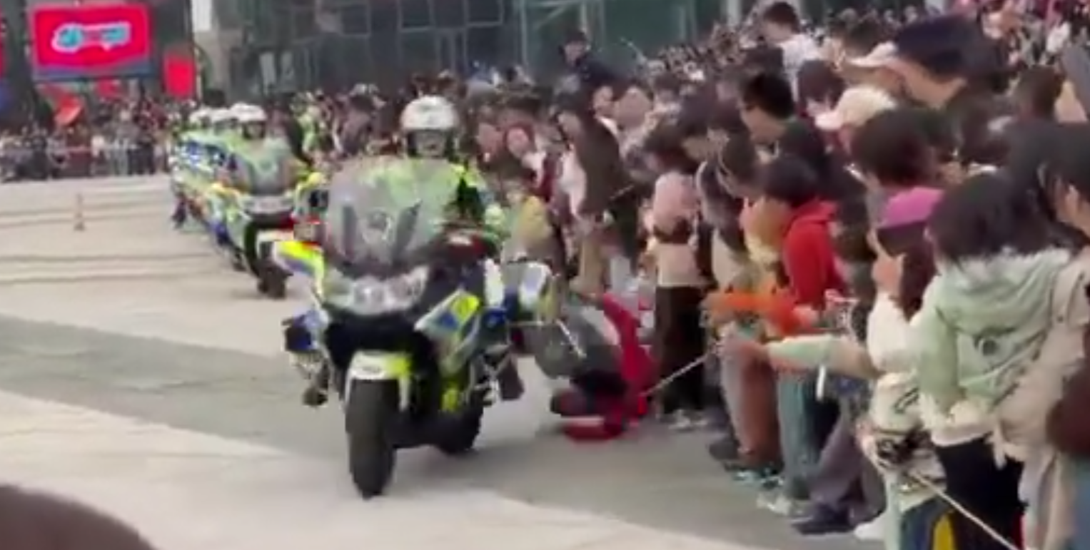 江蘇蘇州公安局一名女交通警駕鐵騎表演期間,失控撞上人群,惟事發後女交警只顧查看車輛受損狀況,及找同僚協助扶正車輛,未前往被撞小孩了解傷勢,惹來網民狠批。蘇州市公安局交通管理局誠懇致歉。(影片截圖)