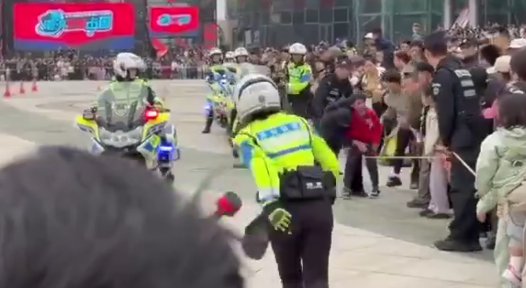 江蘇蘇州公安局一名女交通警駕鐵騎表演期間,失控撞上人群,惟事發後女交警只顧查看車輛受損狀況,及找同僚協助扶正車輛,未前往被撞小孩了解傷勢,惹來網民狠批。蘇州市公安局交通管理局誠懇致歉。(影片截圖)