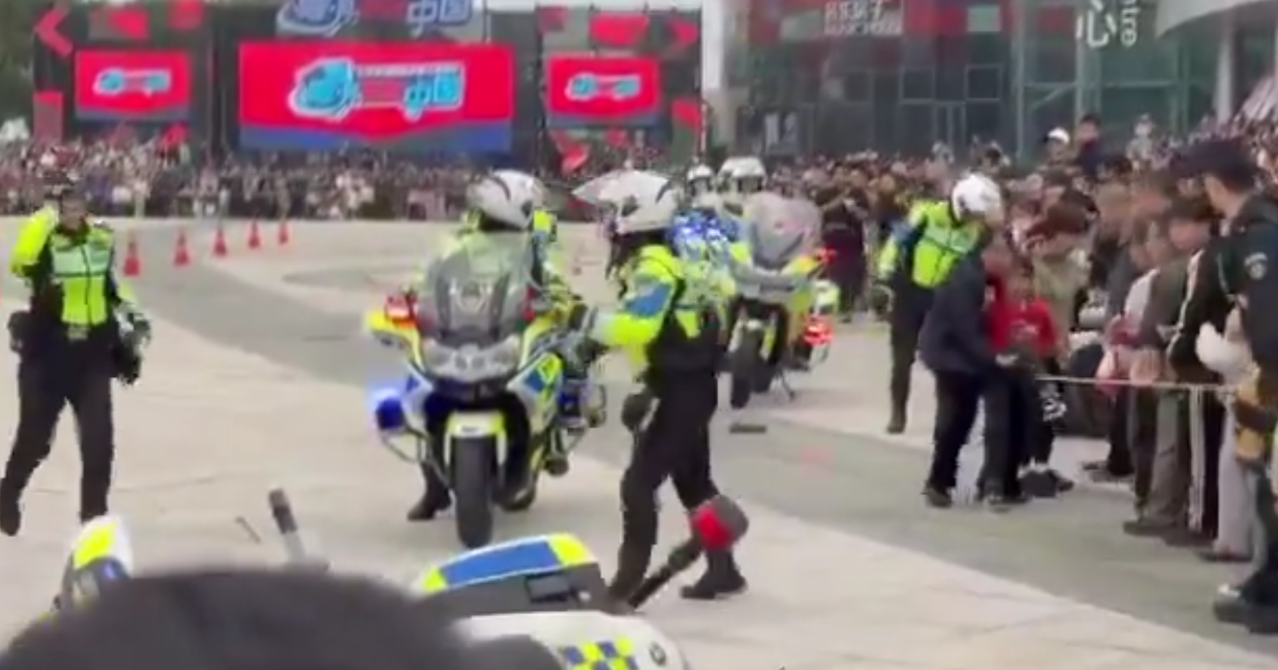 江蘇蘇州公安局一名女交通警駕鐵騎表演期間,失控撞上人群,惟事發後女交警只顧查看車輛受損狀況,及找同僚協助扶正車輛,未前往被撞小孩了解傷勢,惹來網民狠批。蘇州市公安局交通管理局誠懇致歉。(影片截圖)