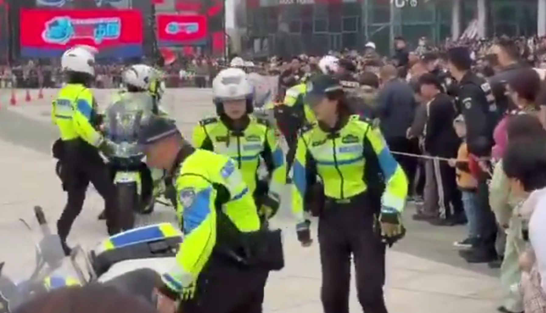 江蘇蘇州公安局一名女交通警駕鐵騎表演期間,失控撞上人群,惟事發後女交警只顧查看車輛受損狀況,及找同僚協助扶正車輛,未前往被撞小孩了解傷勢,惹來網民狠批。蘇州市公安局交通管理局誠懇致歉。(影片截圖)