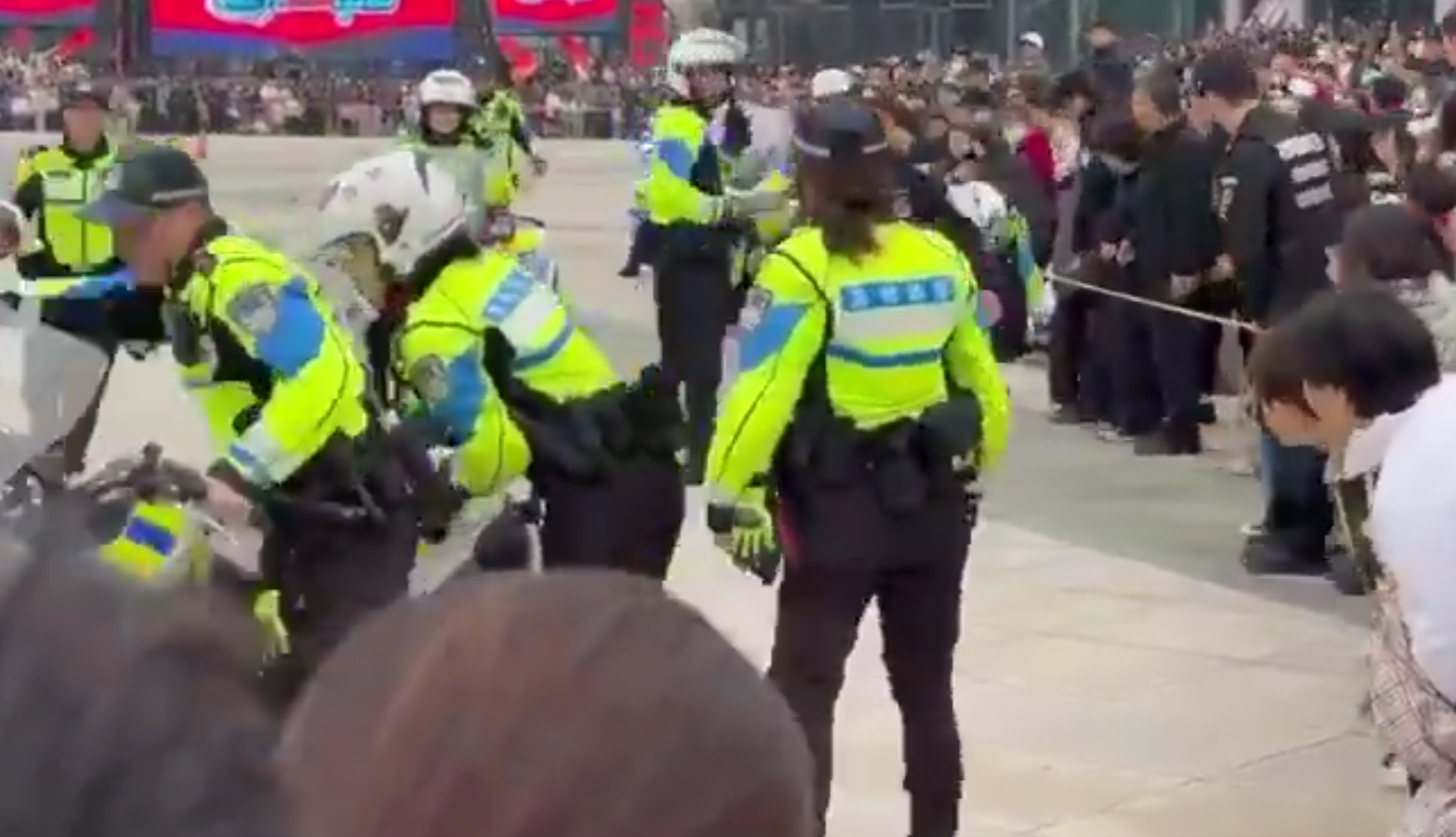 江蘇蘇州公安局一名女交通警駕鐵騎表演期間,失控撞上人群,惟事發後女交警只顧查看車輛受損狀況,及找同僚協助扶正車輛,未前往被撞小孩了解傷勢,惹來網民狠批。蘇州市公安局交通管理局誠懇致歉。(影片截圖)