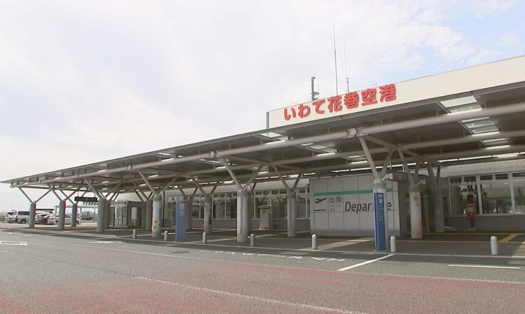 岩手縣花卷機場停機坪附近有一隻熊出沒闖入機場停車場附近區域,機場隨即關閉跑道。(影片截圖)