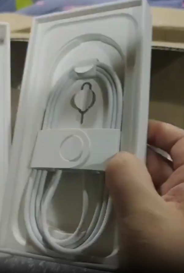 網紅買iPhone 17 Pro打開只得充電線 幸全程錄影開箱