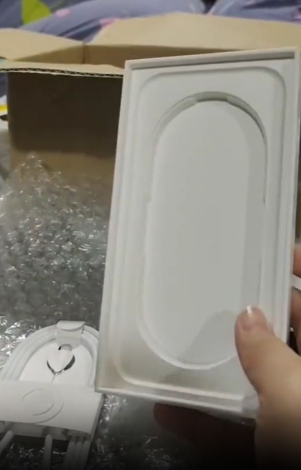 網紅買iPhone 17 Pro打開只得充電線 幸全程錄影開箱