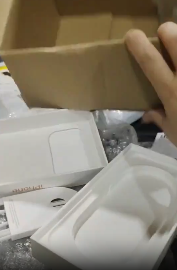 網紅買iPhone 17 Pro打開只得充電線 幸全程錄影開箱