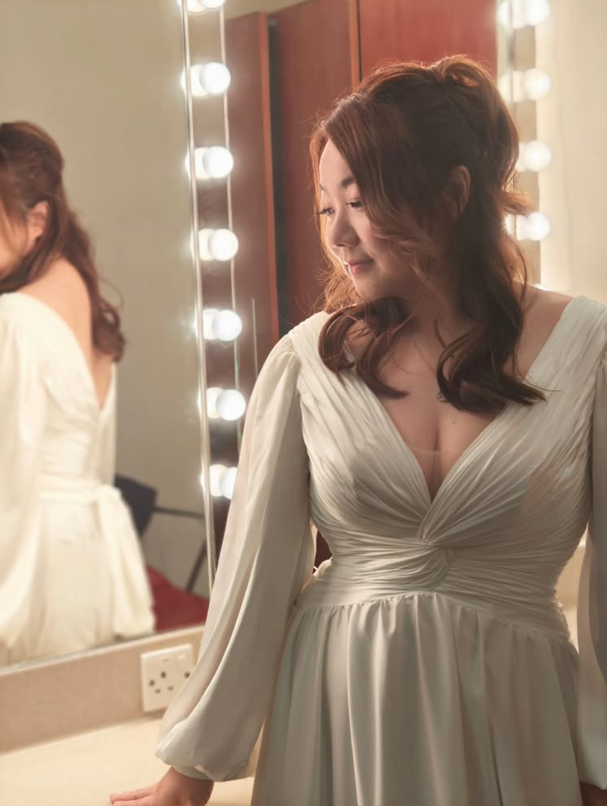 黃博一改密實形象,初嘗性感造型大曬事業線。