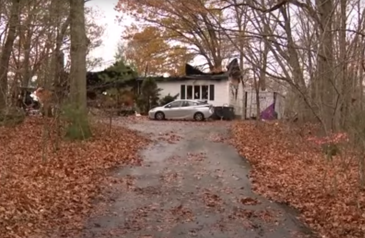 住宅起火疑為救寵物 男子與60條蛇葬身火海巨蟒變蛇乾