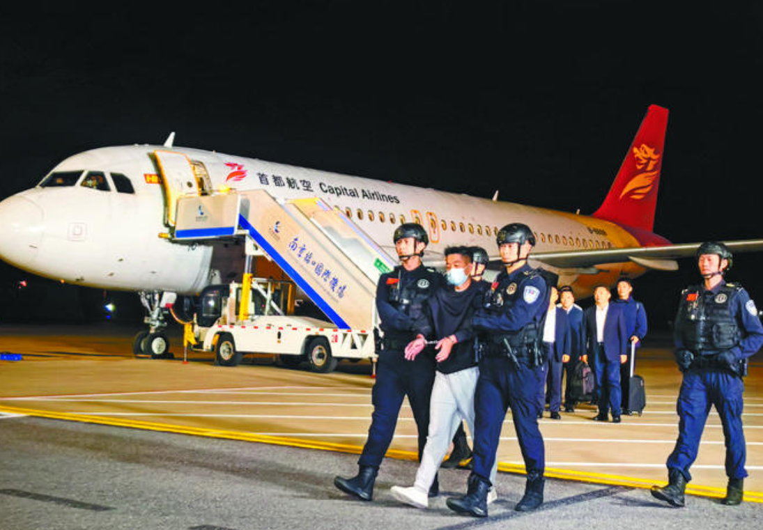 被中國公安機關通緝的跨境賭博「十大逃犯」之一,被視為緬甸妙瓦底「亞太新城」及鄰近「KK園區」幕後推手的賭詐犯罪集團主犯佘智江,由泰國引渡回國。(中國公安部)