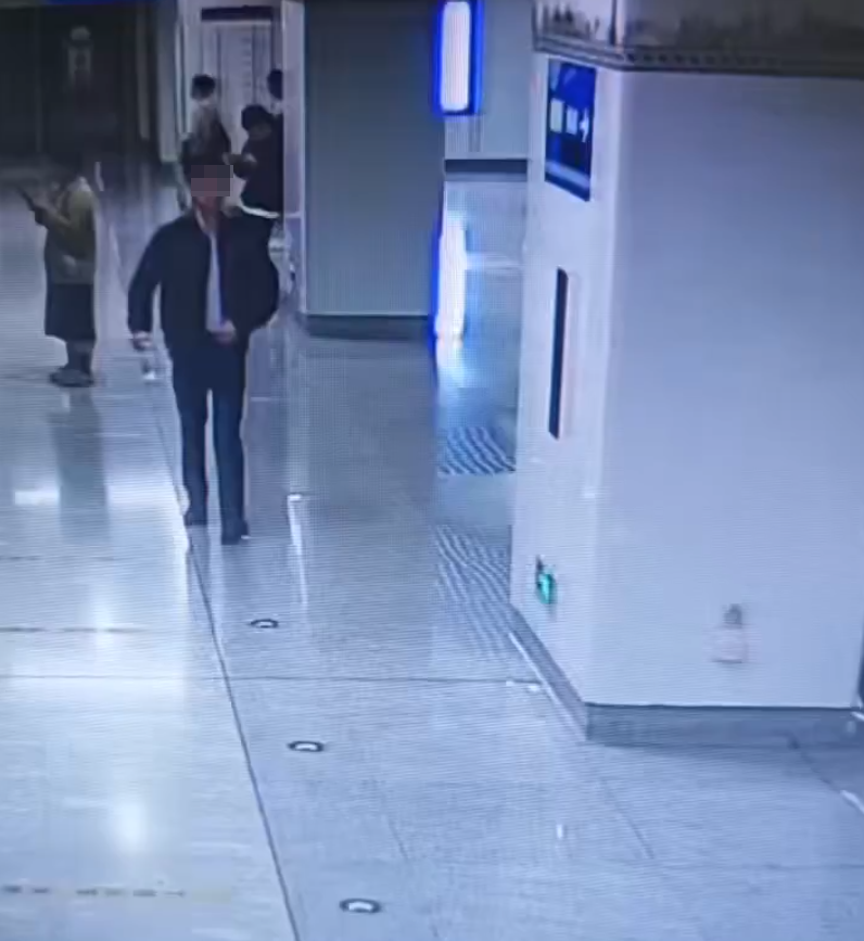 廣西南寧地鐵一名四眼年輕男乘客在「洗手間」方向標誌旁,極速除褲大便,過程僅花不足5秒完事,未擦屁股穿褲離開。(影片截圖)