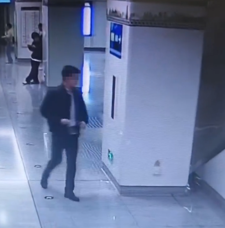 廣西南寧地鐵一名四眼年輕男乘客在「洗手間」方向標誌旁,極速除褲大便,過程僅花不足5秒完事,未擦屁股穿褲離開。(影片截圖)