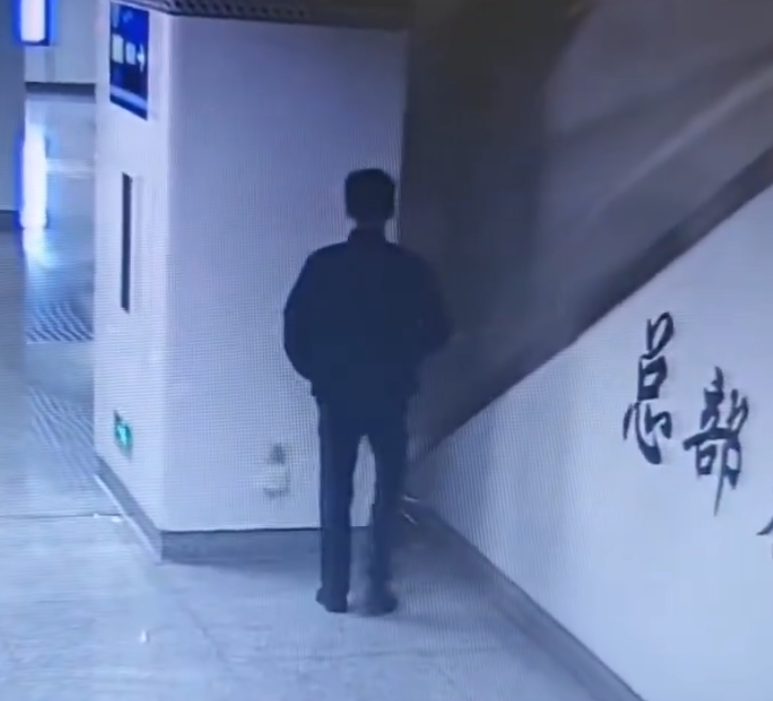 廣西南寧地鐵一名四眼年輕男乘客在「洗手間」方向標誌旁,極速除褲大便,過程僅花不足5秒完事,未擦屁股穿褲離開。(影片截圖)