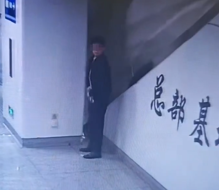 廣西南寧地鐵一名四眼年輕男乘客在「洗手間」方向標誌旁,極速除褲大便,過程僅花不足5秒完事,未擦屁股穿褲離開。(影片截圖)