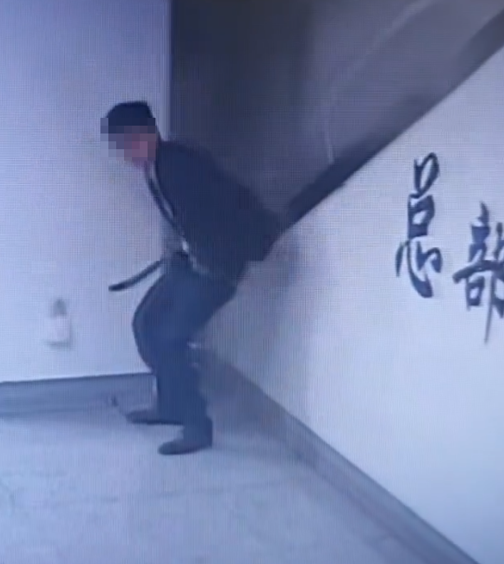 廣西南寧地鐵一名四眼年輕男乘客在「洗手間」方向標誌旁,極速除褲大便,過程僅花不足5秒完事,未擦屁股穿褲離開。(影片截圖)