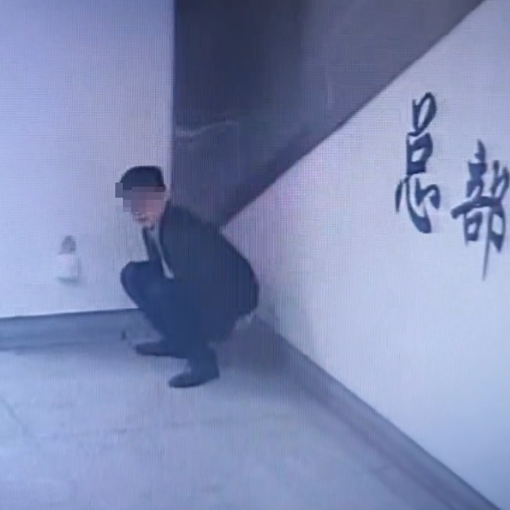 廣西南寧地鐵一名四眼年輕男乘客在「洗手間」方向標誌旁,極速除褲大便,過程僅花不足5秒完事,未擦屁股穿褲離開。(影片截圖)