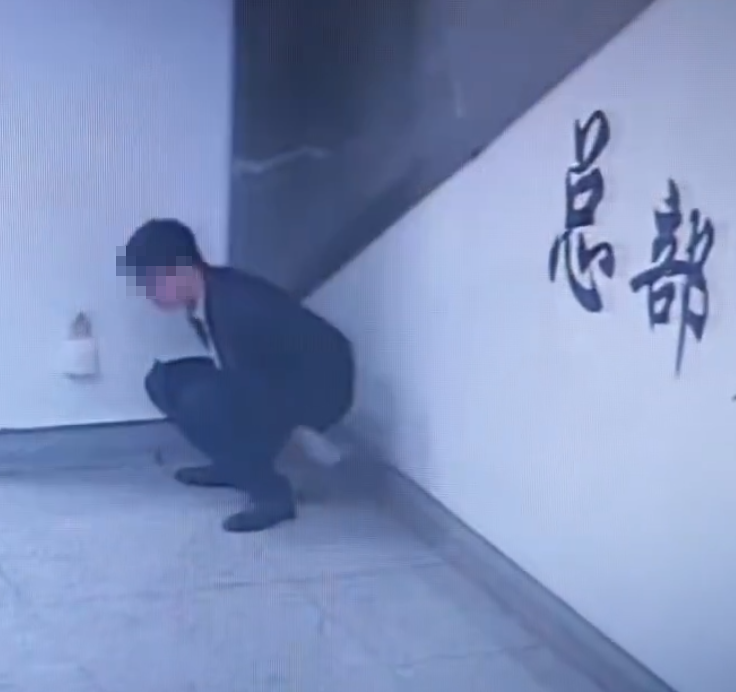 廣西南寧地鐵一名四眼年輕男乘客在「洗手間」方向標誌旁,極速除褲大便,過程僅花不足5秒完事,未擦屁股穿褲離開。(影片截圖)