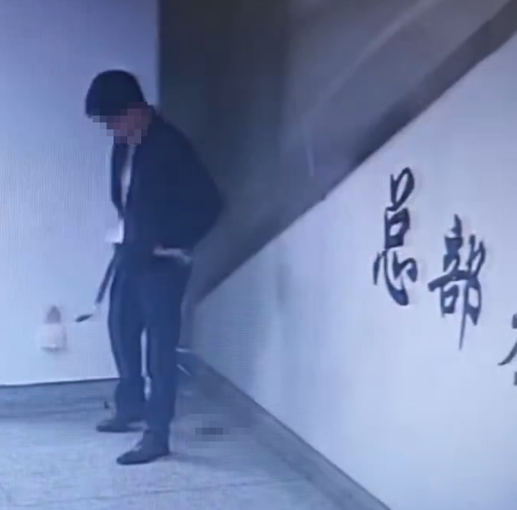 廣西南寧地鐵一名四眼年輕男乘客在「洗手間」方向標誌旁,極速除褲大便,過程僅花不足5秒完事,未擦屁股穿褲離開。(影片截圖)