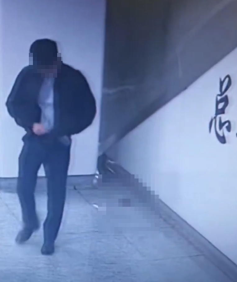 廣西南寧地鐵一名四眼年輕男乘客在「洗手間」方向標誌旁,極速除褲大便,過程僅花不足5秒完事,未擦屁股穿褲離開。(影片截圖)