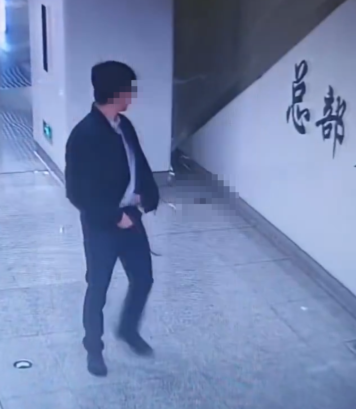 廣西南寧地鐵一名四眼年輕男乘客在「洗手間」方向標誌旁,極速除褲大便,過程僅花不足5秒完事,未擦屁股穿褲離開。(影片截圖)