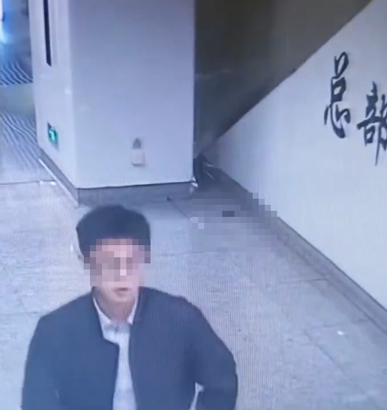 廣西南寧地鐵一名四眼年輕男乘客在「洗手間」方向標誌旁,極速除褲大便,過程僅花不足5秒完事,未擦屁股穿褲離開。(影片截圖)