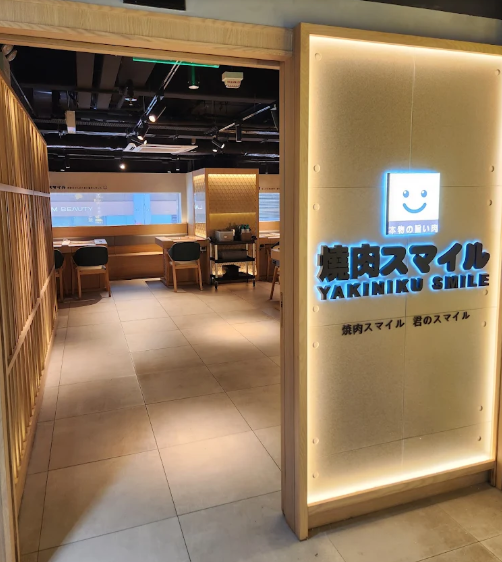 築間在2024年初進軍香港,目前共有3個品牌、3間分店,分別為位於旺角的「築間幸福鍋物」、「燒肉Smile」及位於銅鑼灣的「築間酸菜魚」。其中「築間酸菜魚」已結業(網上圖片)