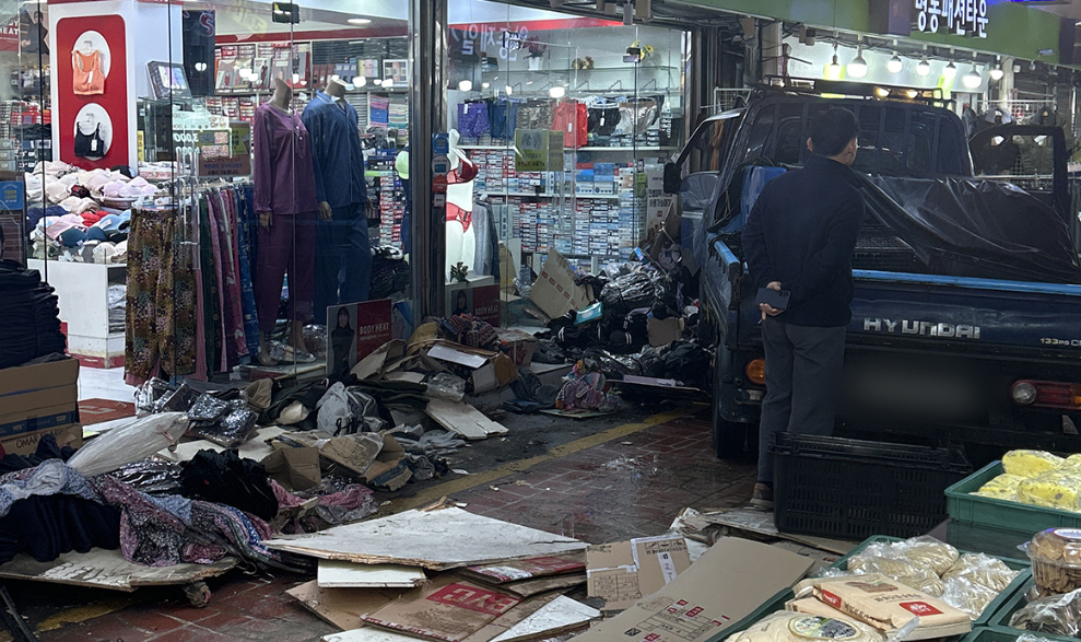 南韓京畿道富川市一輛卡車在衝入一市集,造成大批民眾受傷。(網上圖片)