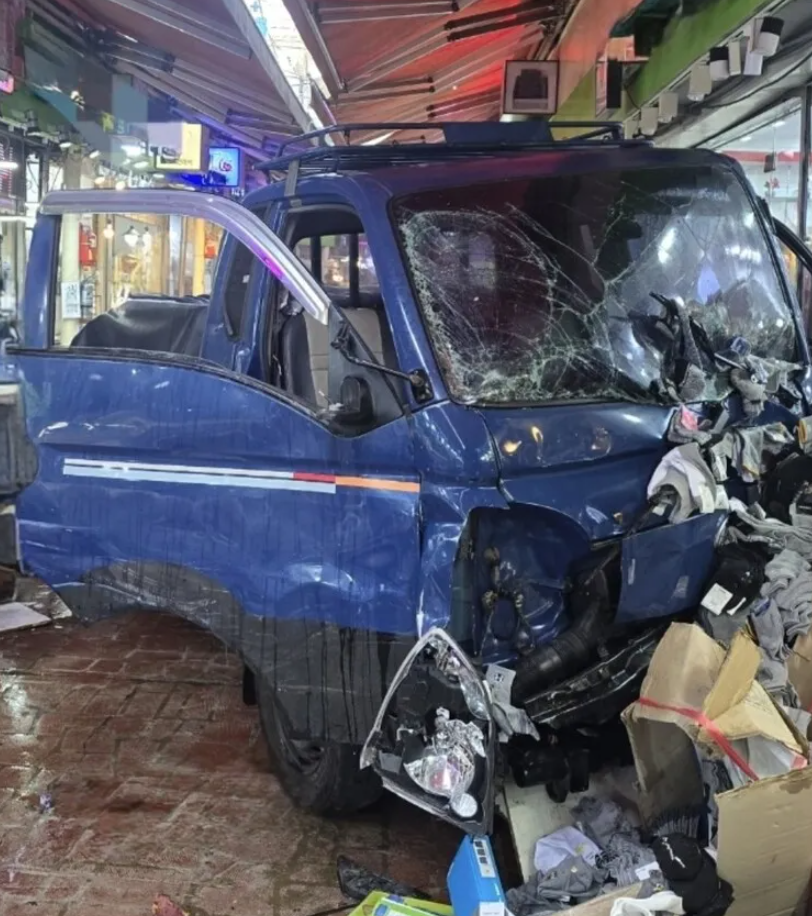 南韓京畿道富川市一輛卡車在衝入一市集,造成大批民眾受傷。(網上圖片)