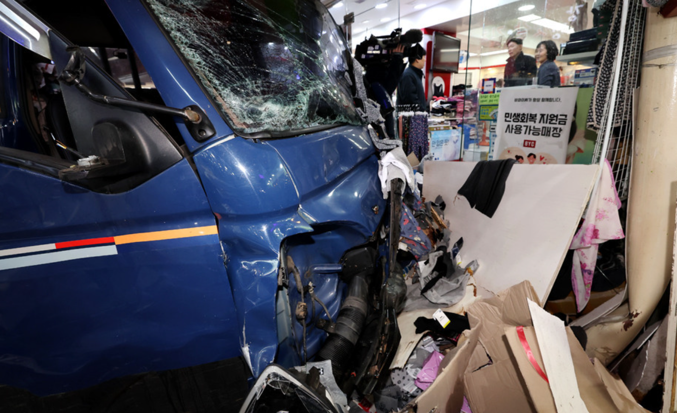 南韓京畿道富川市一輛卡車在衝入一市集,造成大批民眾受傷。(網上圖片)
