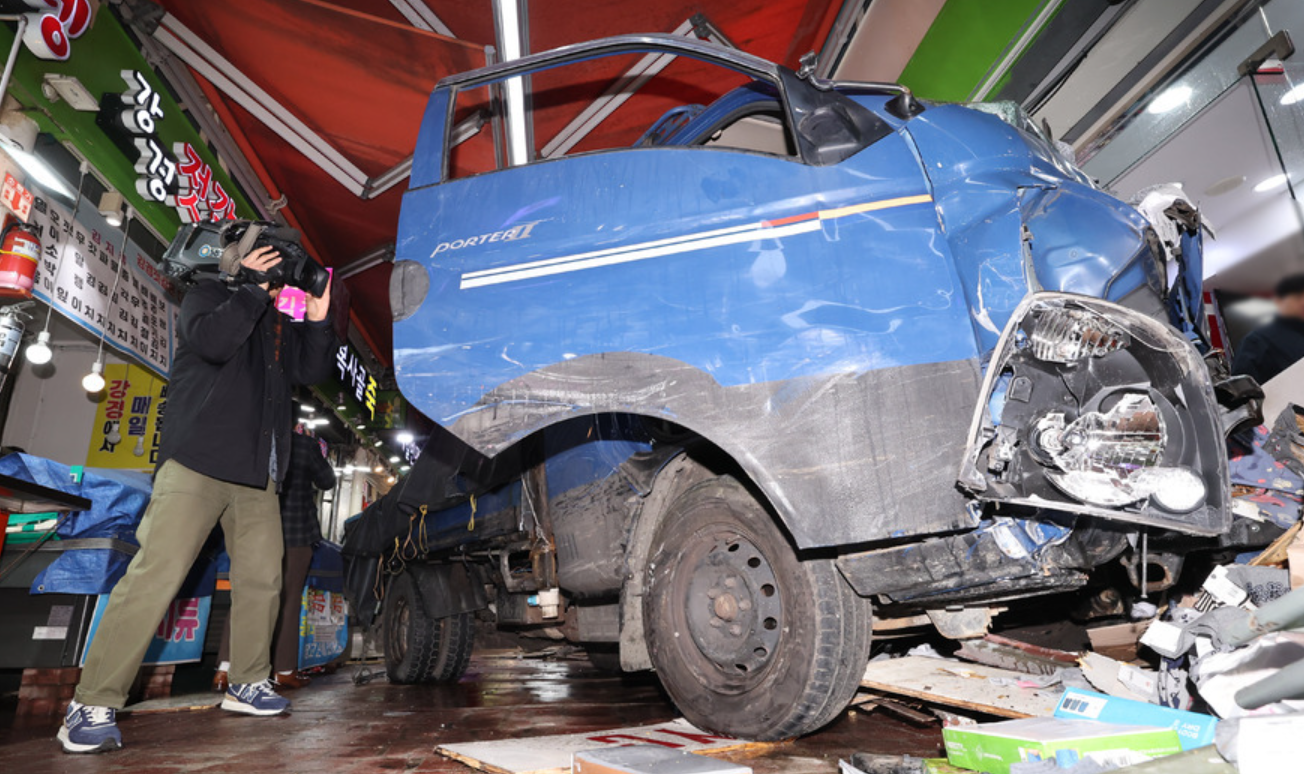 南韓京畿道富川市一輛卡車在衝入一市集,造成大批民眾受傷。(網上圖片)