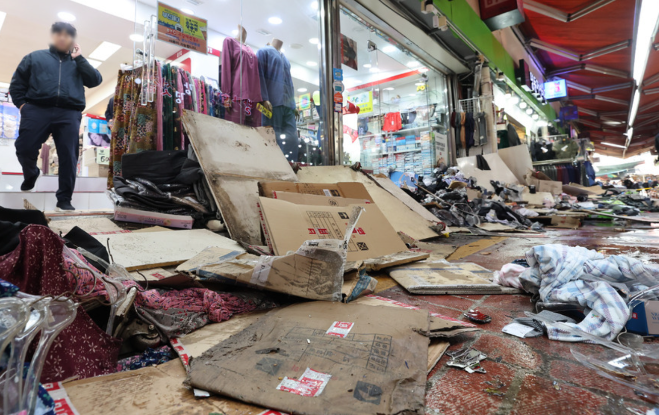 南韓京畿道富川市一輛卡車在衝入一市集,造成大批民眾受傷。(網上圖片)