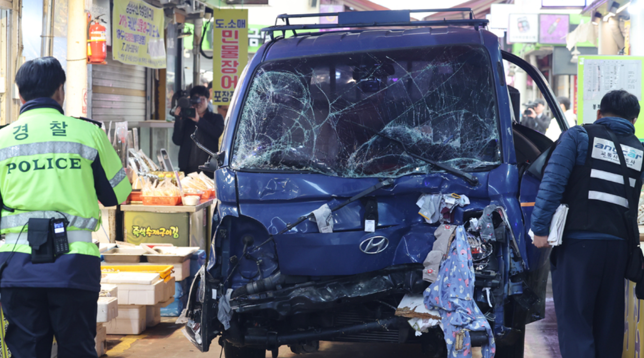南韓京畿道富川市一輛卡車在衝入一市集,造成大批民眾受傷。(網上圖片)